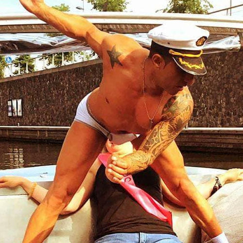 marine stripper boeken op een boot